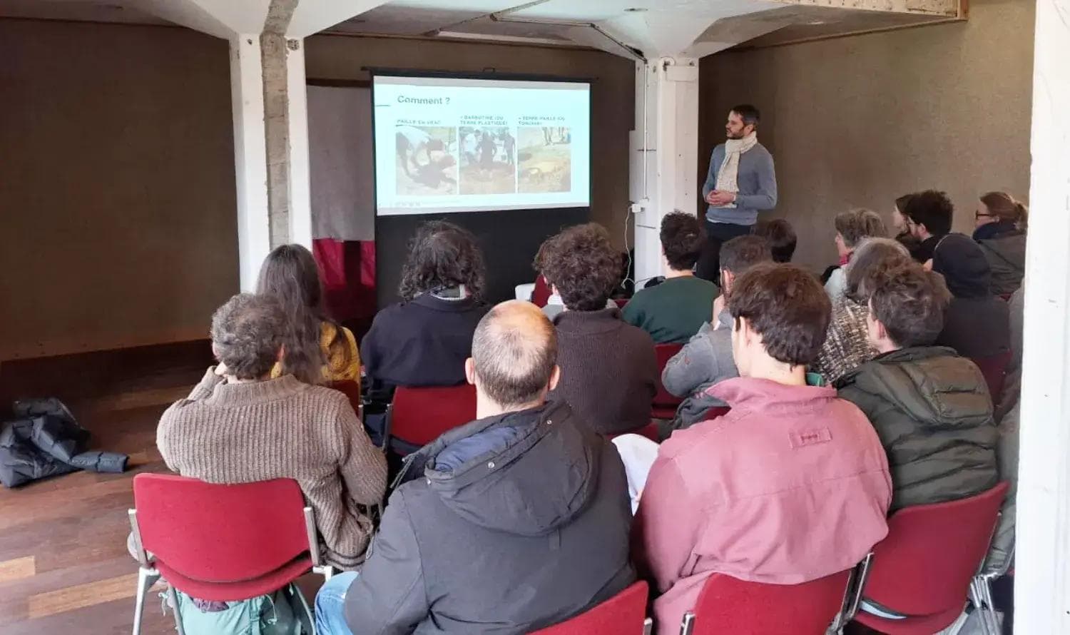 Photo du public assistant à une présentation sur la construction paille.
