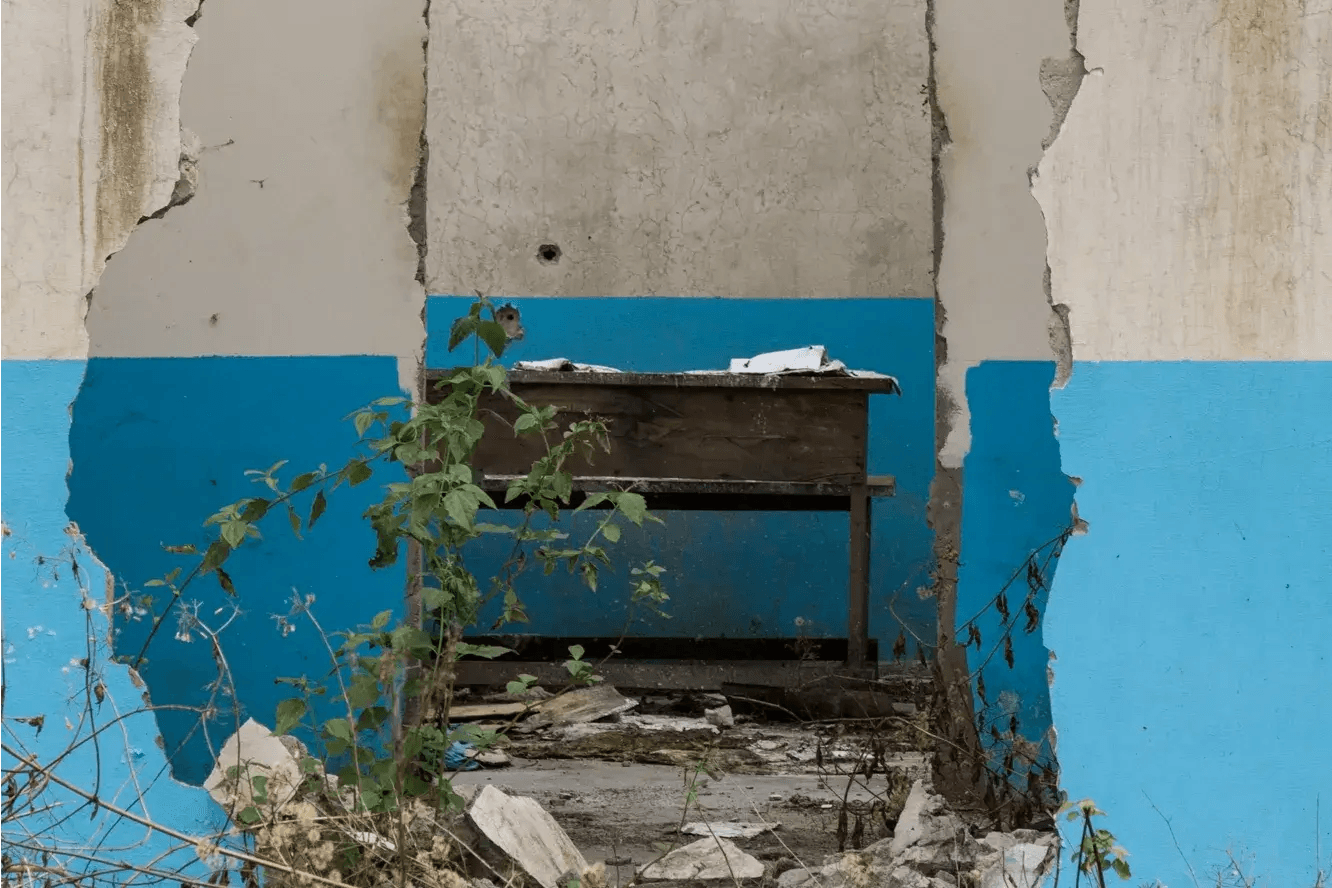 Photo d’une salle de classe détruite par la guerre.