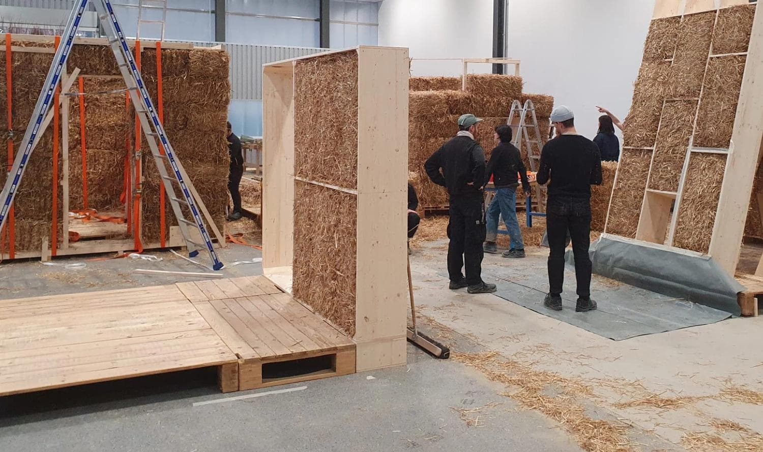 Photo de mockups de caissons et ossatures bois remplis de bottes de paille