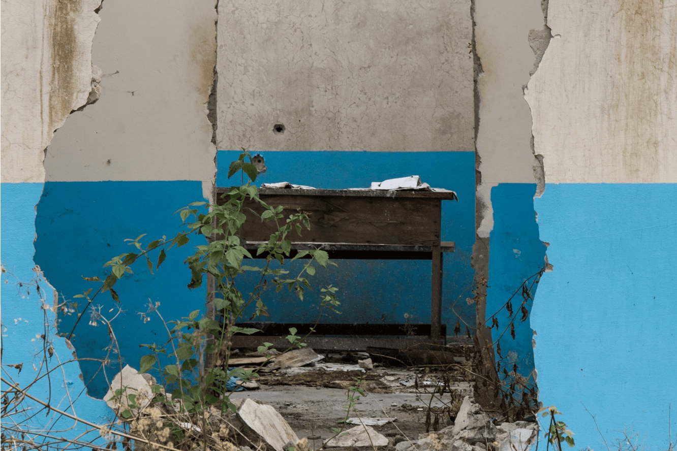 Photo d’une salle de classe détruite par la guerre.