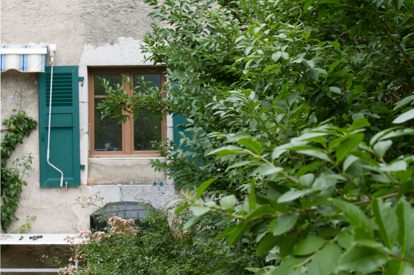 Photo d’une fenêtre dans le mur d’une ancienne ferme