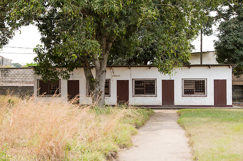 Congo Brazzaville salle de classe sous les manguiers