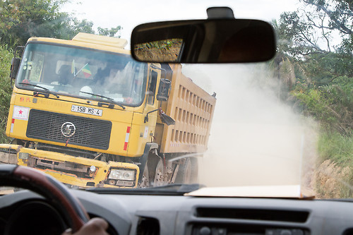 camion de chantier jaune sur une piste poussiéreuse au Congo